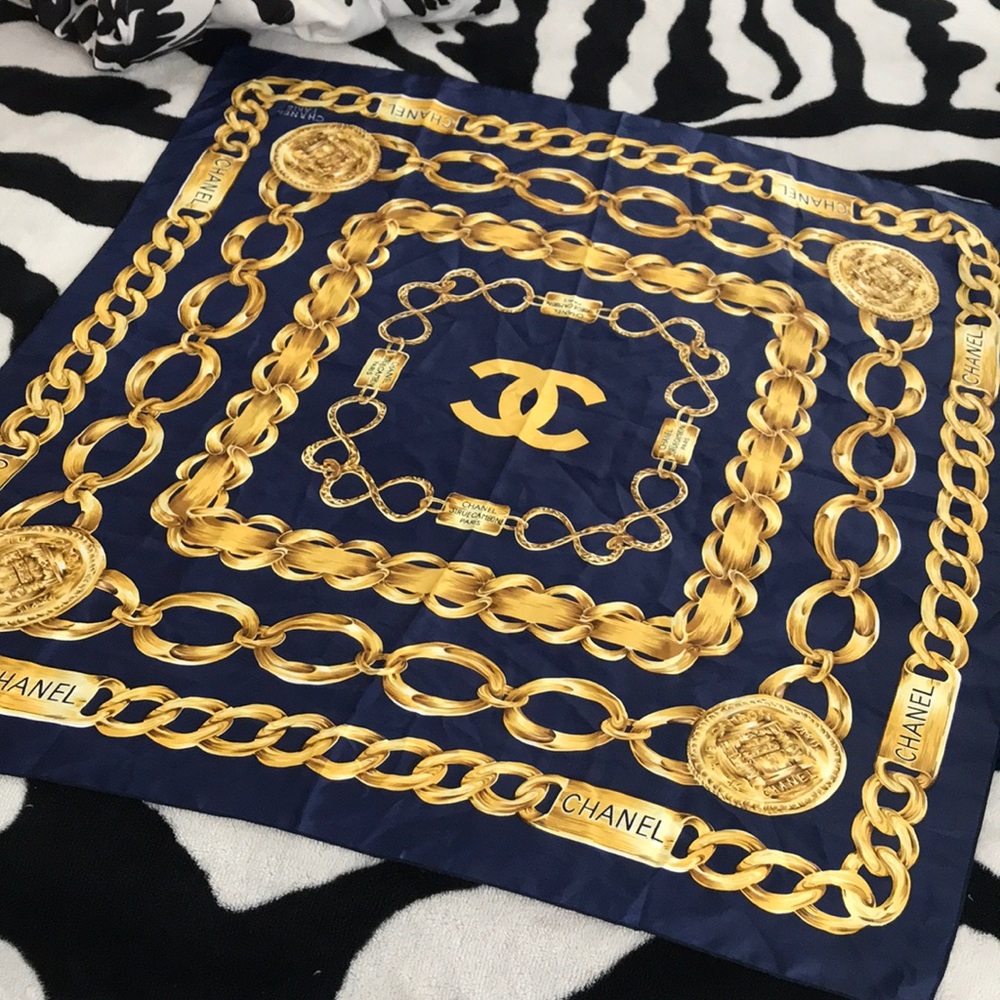 ✨ CHANEL Paris scarf